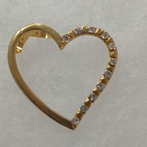 Elegant Gold Heart-Shaped Charm - Picture 6 of 6